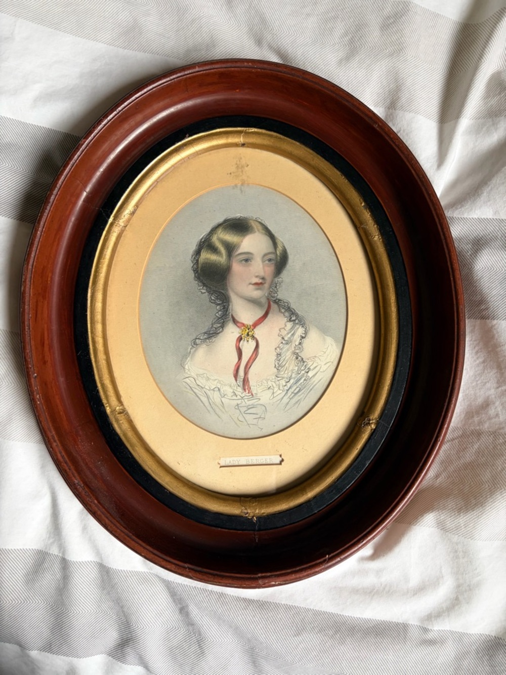 Antique Victorian “Lady Berger” Lithograph Portrait in Original Oval Frame - Picture 6 of 6